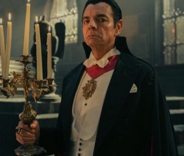 Eugenio Derbez se transforma en "Drácula" con "Y llegaron de noche"