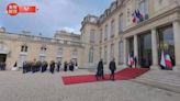 Guests arrive at Elysee Palace for Xi's welcome banquet