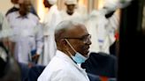 Al Bashir asume el liderazgo en el golpe sudanés de 1989 en su primer testimonio legal