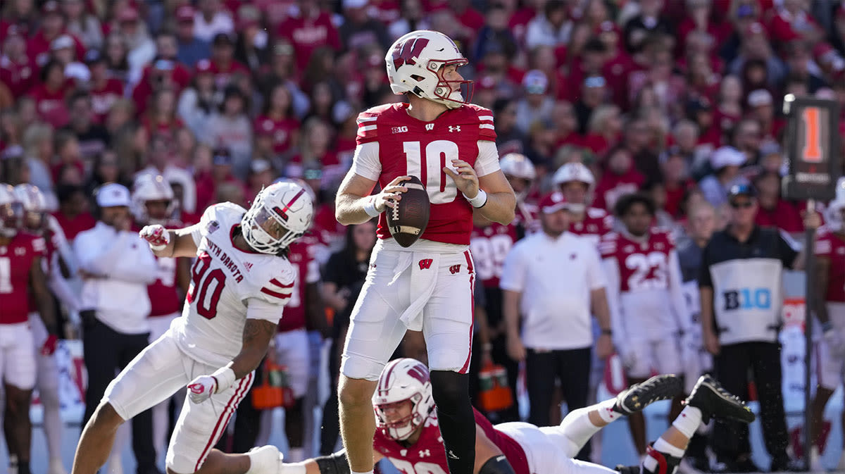 Wisconsin football's Tyler Van Dyke carted off field with right knee injury vs. Alabama