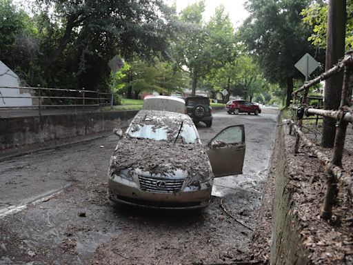 More than 20 streets flood in Savannah on Saturday, leaving abandoned vehicles