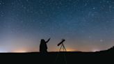 ¿Binoculares o telescopio? Los consejos de un experto para principiantes observadores del cielo