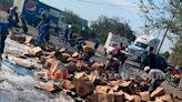 Cervezas caen de camión y desatan rapiña en Michoacán