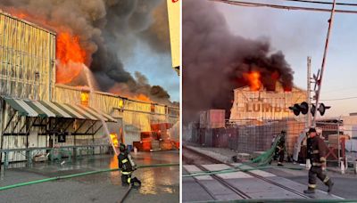 Fuego devora histórico almacén de Oakland: ¿qué pasó en Economy Lumber?