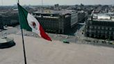 Cuánto cuesta la bandera del Zócalo y quiénes son los encargados de izarla todos los días
