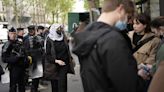 La Policía de París retira pacíficamente a los estudiantes que protestan a favor de Palestina