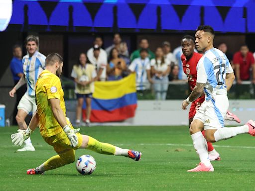 El segundo gol de Argentina, una joya: la secuencia de un arco a otro, del Dibu Martínez al festejo de Lautaro