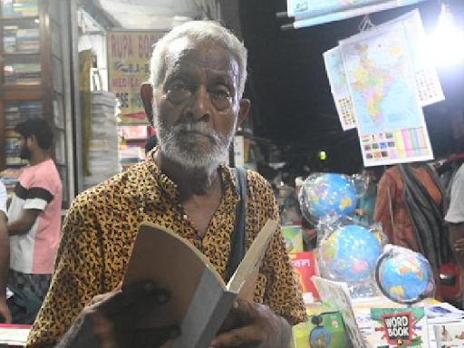 Paritosh Bhattacharya's routine of moving from table to table in College street selling books