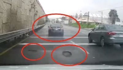 VIDEO: ¡Peligroso bache en la México-Toluca! Le 'arranca' la llanta a un auto