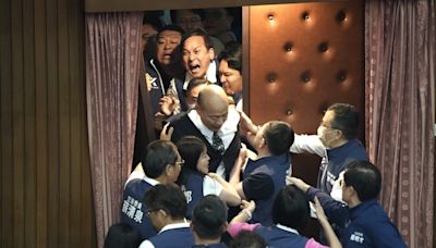 國會改革法攻防傳韓國瑜腰部受傷 藍委：他相信立委無心 非刻意攻擊