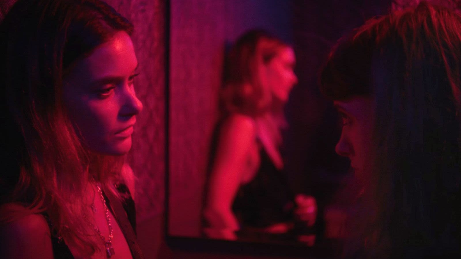 ‘Chestnut’ Review: ‘Stranger Things’ Star Natalia Dyer Impresses in a Frustrating Bisexual Love Triangle