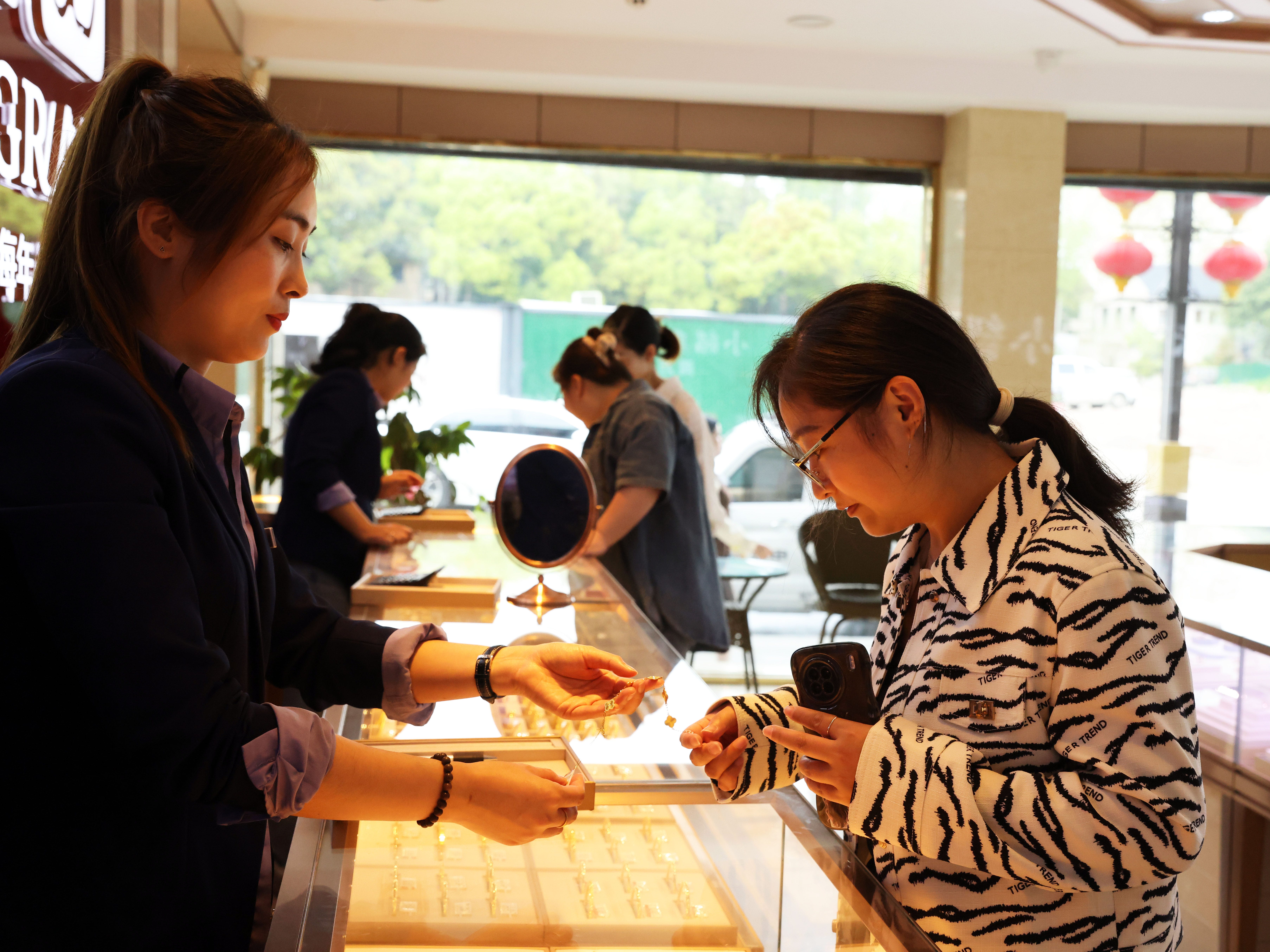 People in China are so spooked about the economy that even the weak yuan isn't stopping them from buying more gold