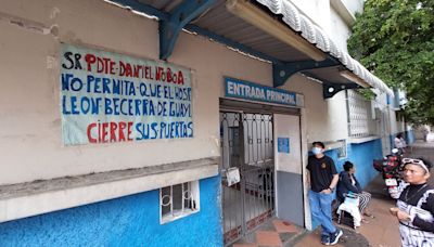 Trabajadores del hospital León Becerra protestaron porque les deben 14 meses de sueldo