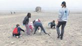 Alumnos del Baudilio Arce retiran residuos de la playa de Los Quebrantos