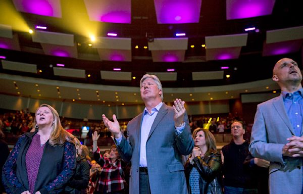 Pastor Robert Morris resigns from Gateway Church after child sex abuse allegation