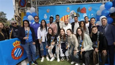 El Espanyol celebra Sant Jordi por las calles de Barcelona