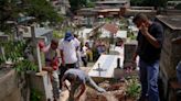 Familiares entierran a las víctimas de alud en Venezuela