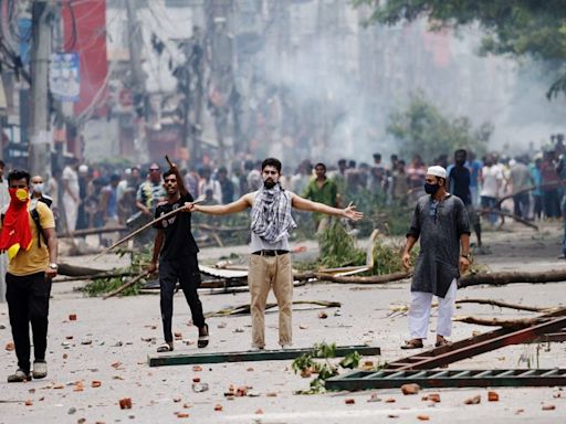 Más de 100 muertos y miles de heridos dejan violentas protestas en Bangladesh - La Tercera