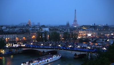 Une parade fluviale, déjantée et diluvienne pour ouvrir les Jeux