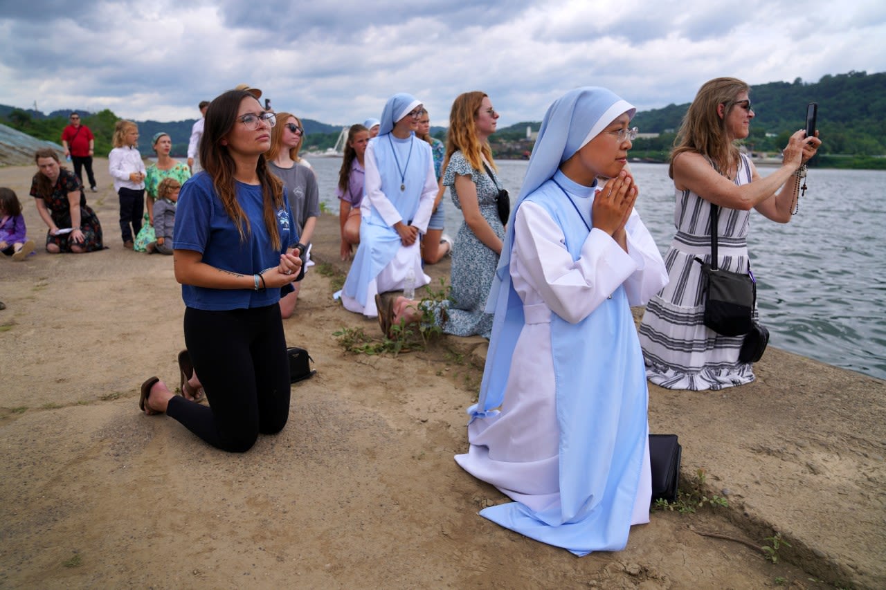 On heartland roads, and a riverboat, devout Catholics press on with two-month nationwide pilgrimage