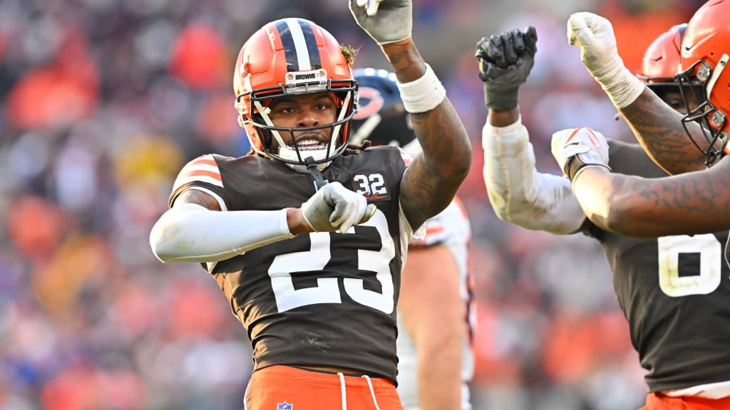 WATCH: Martin Emerson Jr. nails putt and teammates go crazy at Browns golf event