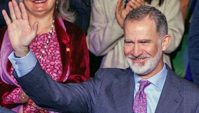 La foto viral de Felipe VI junto a la bandera republicana en Cádiz