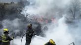 Fuerte incendio en arroyo lleno de basura alarma a vecinos