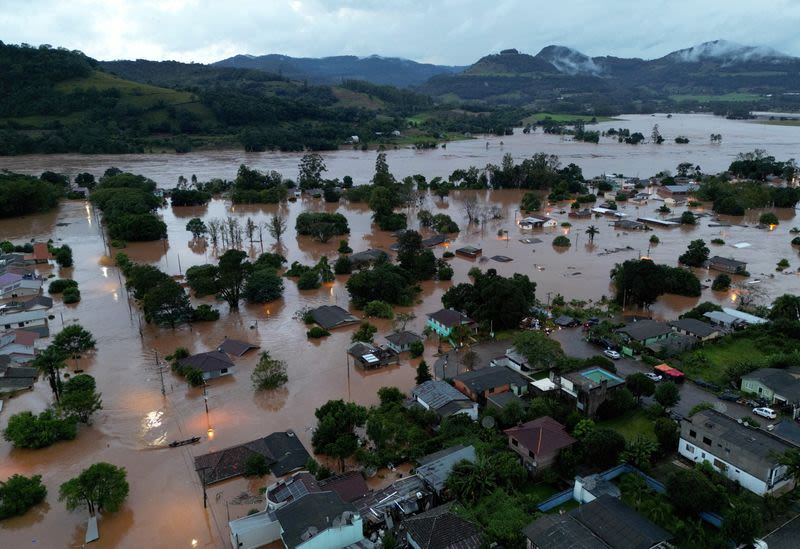 Death toll from rains in southern Brazil climbs to 13, Lula visits region