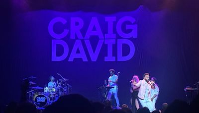 Review: In jam-packed Chicago Theatre concert, Craig David picks up where he left off