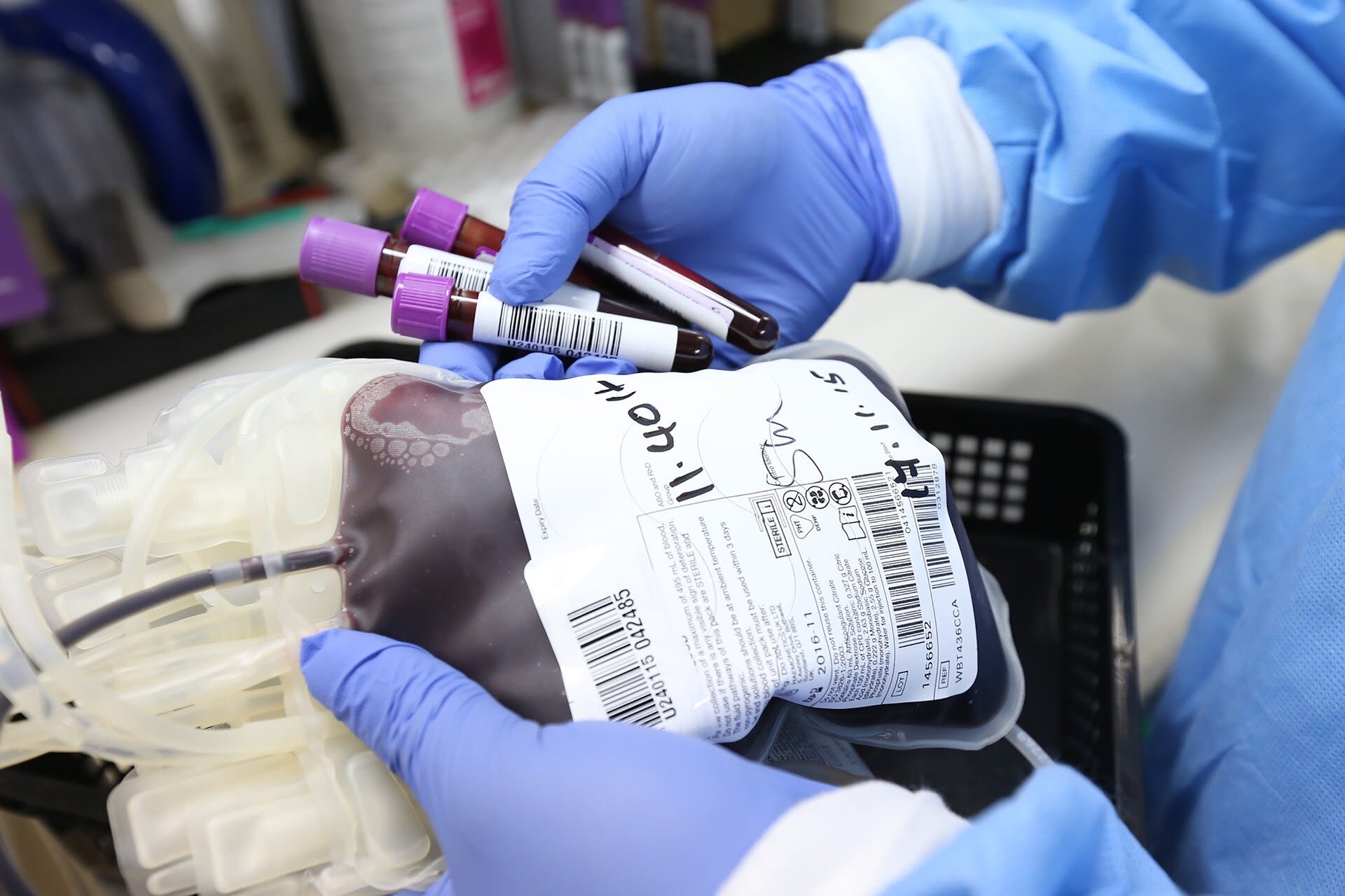 Examining whether administering blood transfusions before hospital arrival improves trauma patients' survival