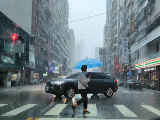 鋒面影響高雄大雨磅礡 上午11時已達豪雨等級