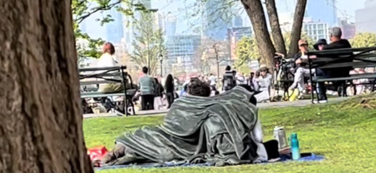 'NYC Blanket Couple': If Minding Your Business Was A Sport, NY'ers Win!