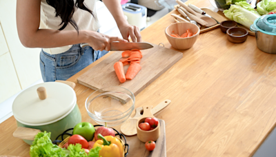 Elle tue son petit-ami et tente de servir sa tête bouillie à manger à ses enfants