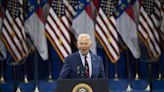 Biden se reúne con familiares de los policías muertos en un tiroteo en Carolina del Norte