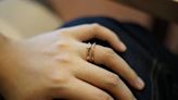 交往3個月！男友拿「祖傳戒指」求婚 她嚇傻：噁心到吐