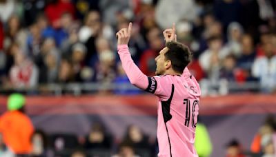 Messi anota un doblete en triunfo 4-1 del Inter Miami ante el Revolution en un abarrotado estadio