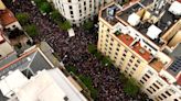 Miles de personas se concentran frente a la sede del PSOE con pancartas de 'Pedro, quédate'