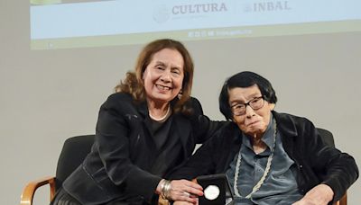 La escultora María Lagunes, de 102 años, recibe Medalla de Oro Bellas Artes en México