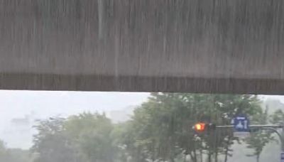 「雨彈轟炸」水淹屏東市 機車涉水慘熄火 居民無奈：雨又下這麼大