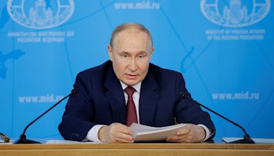 Putin exige más territorio para poner fin a la guerra de Ucrania, condiciones que Kyiv rechaza por considerarlas una "farsa total"