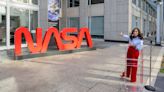 La NASA honra el histórico logotipo del “gusano” con una nueva escultura ante su sede