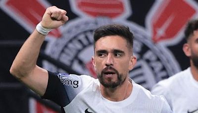 Nova dupla brilha com golaços, Corinthians atropela Racing e avança em 1º