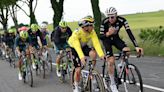 Evenepoel, Roglic y Ayuso, entre los afectados por una gran caída en el Dauphiné a un mes del Tour