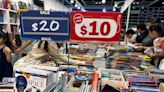 People hunt for bargains on last day of Book Fair - RTHK