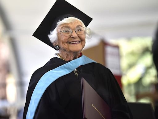 Tiene 105 años, se graduó de una maestría en la Universidad de Stanford y reveló su secreto: “Esperé ocho décadas”