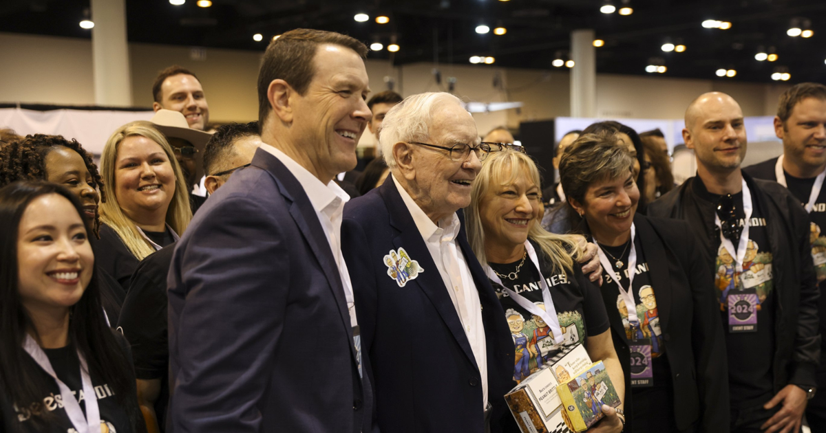 Live updates: Warren Buffett touts 'inspiring' philanthropy of Berkshire investors during Omaha meeting