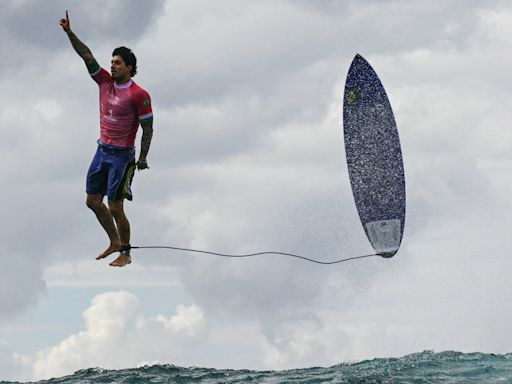 Una foto para la historia: Gabriel Medina levita sobre el mar en los Juegos Olímpicos de París 2024