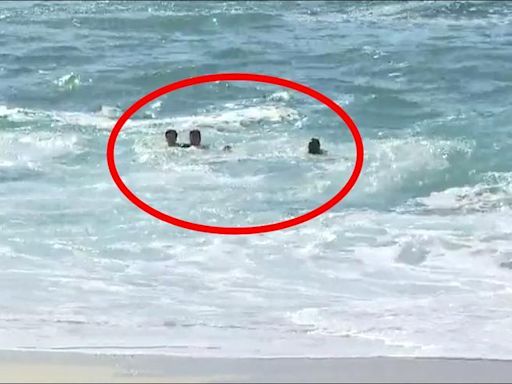 Dos senegaleses se lanzan al mar para salvar la vida a otro que pedía auxilio