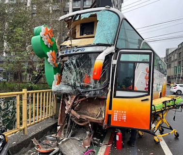 竹東高中校車自撞護欄 車頭全毀！司機+6名學生受傷送醫｜壹蘋新聞網