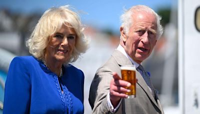 Charles et Camilla à Guernesey : la reine a poursuivi son voyage, bandage au pied